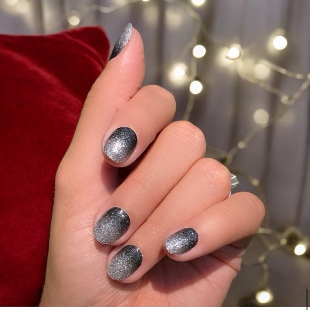 Color Street | Underground Magic a glitter gradient from black to silver glitter